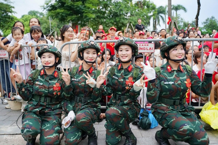 Khoảng hai tiếng trước giờ hợp luyện diễu binh tại quảng trường Ba Đình, các nữ chiến sĩ Binh chủng Thông tin liên lạc chụp hình lưu niệm với người dân bên đường Thanh Niên. Ảnh: Phạm Dự
