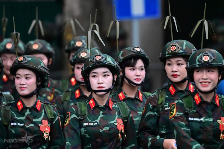 Khối Nữ chiến sĩ thông tin do Binh chủng Thông tin liên lạc đảm nhận tập kết trên đường Hùng Vương chờ hợp luyện. Ảnh: Tùng Tin 