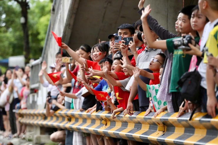 Đông nghịt người dân bên đường hò reo, tương tác cùng chiến sĩ khi thấy đoàn xe đi qua. Ảnh: Hiếu Lương