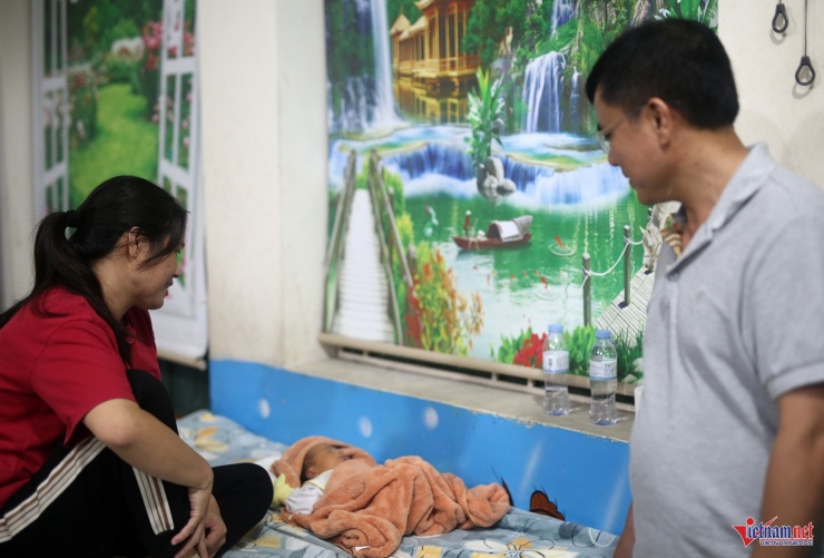 Chị Hoàng Thị Xoan ở xóm Nam Chiến Thắng cùng đứa con chưa đầy tháng tại vị trí tránh trú bão của Trường Tiểu học Diễn Bích, xã Diễn Châu. Ảnh: Thanh Hải