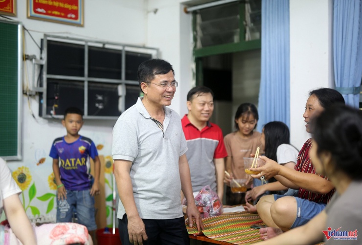 Bí thư Đảng ủy xã Diễn Châu Hà Xuân Quang động viên người dân sơ tán tránh trú bão số 5. Ảnh: Thanh Hải
