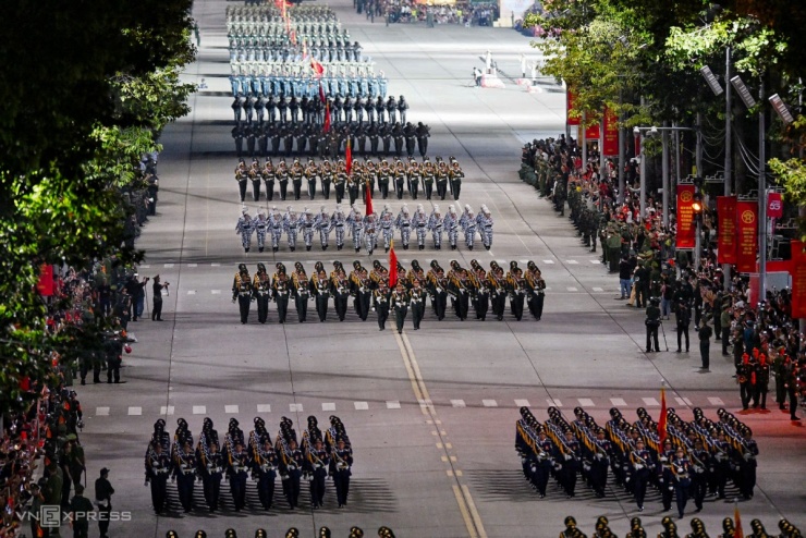 Đoàn diễu binh đi trên đường phố Thủ đô - 1