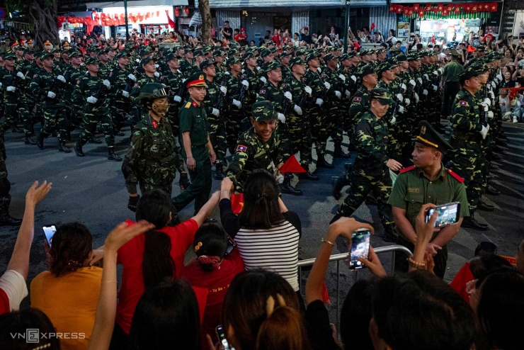 Đoàn diễu binh đi trên đường phố Thủ đô - 8