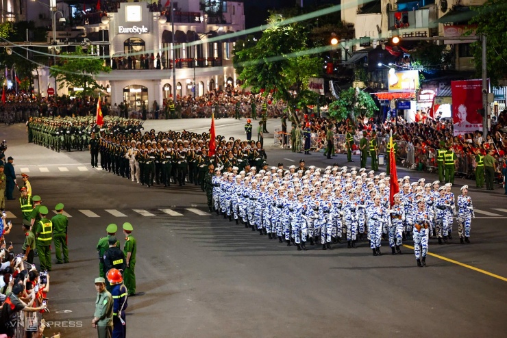 Đoàn diễu binh đi trên đường phố Thủ đô - 11