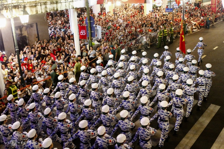 Đoàn diễu binh đi trên đường phố Thủ đô - 16