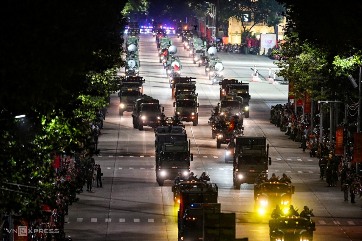 Đoàn diễu binh đi trên đường phố Thủ đô - 19