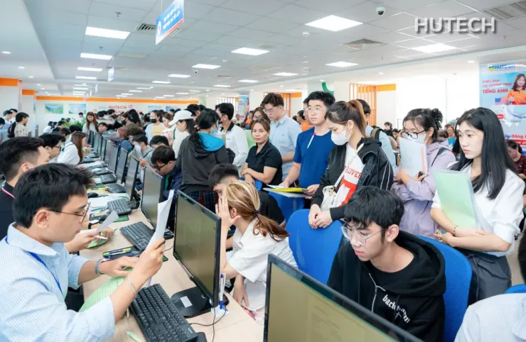 Đông thí sinh, phụ huynh đã sớm có mặt tại Trường ĐH Công nghệ TP.HCM để làm thủ tục xác nhận nhập học trực tiếp. Ảnh: NT