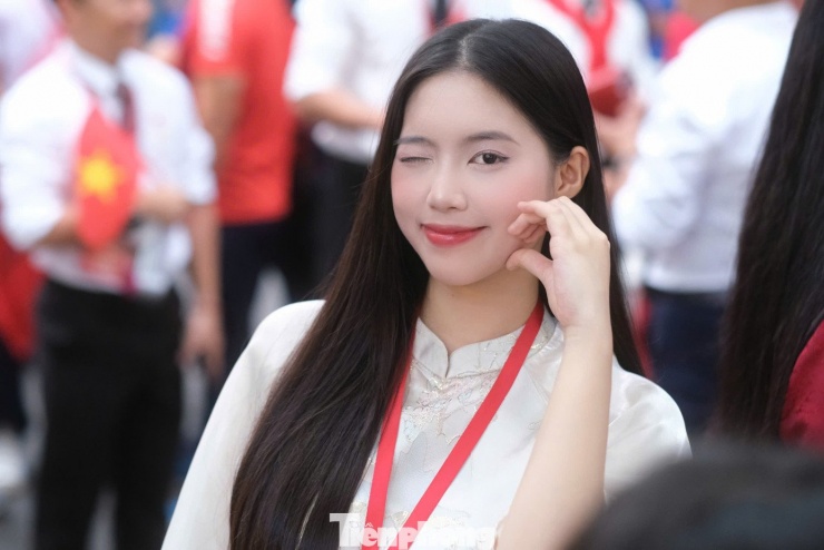 Á hậu Châu Anh khoe nhan sắc rạng rỡ.