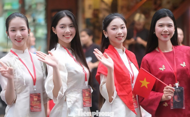 Trước giờ tổng hợp luyện, khối văn hóa - thể thao có mặt tại khu vực phố Cửa Bắc kéo dài đến Quán Thánh. Á hậu Châu Anh và các người đẹp mặc áo dài truyền thống, đeo khăn in hình cờ đỏ sao vàng.