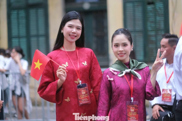 Đại sứ Đinh Hoàng Linh Đan và ca nương Kiều Anh trước giờ tổng hợp luyện.