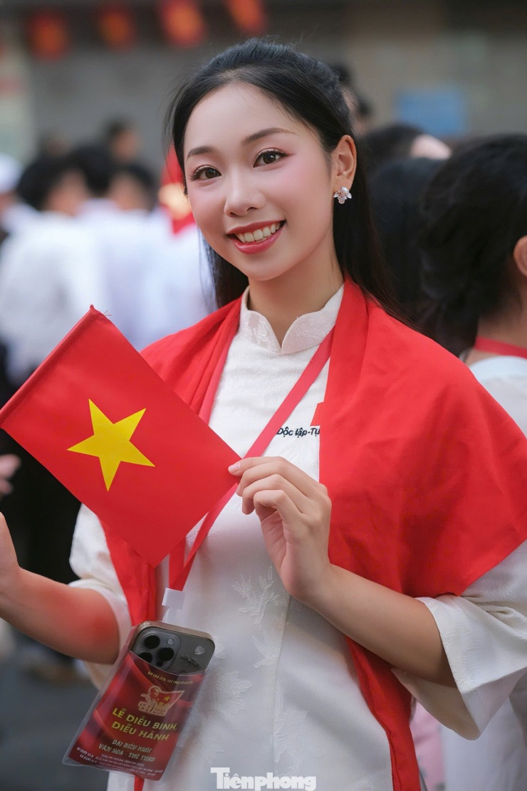 Đại sứ Du lịch và Môi trường Phạm Thùy Dương trong trang phục áo dài trắng. Cô đã tham gia một số buổi tập diễu hành ở sân vận động Mỹ Đình.