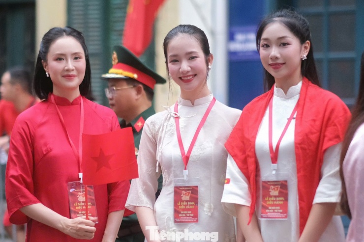 Hai người đẹp Phương Nhi (giữa), Thùy Dương (phải) chung khung hình cùng diễn viên Hồng Diễm.