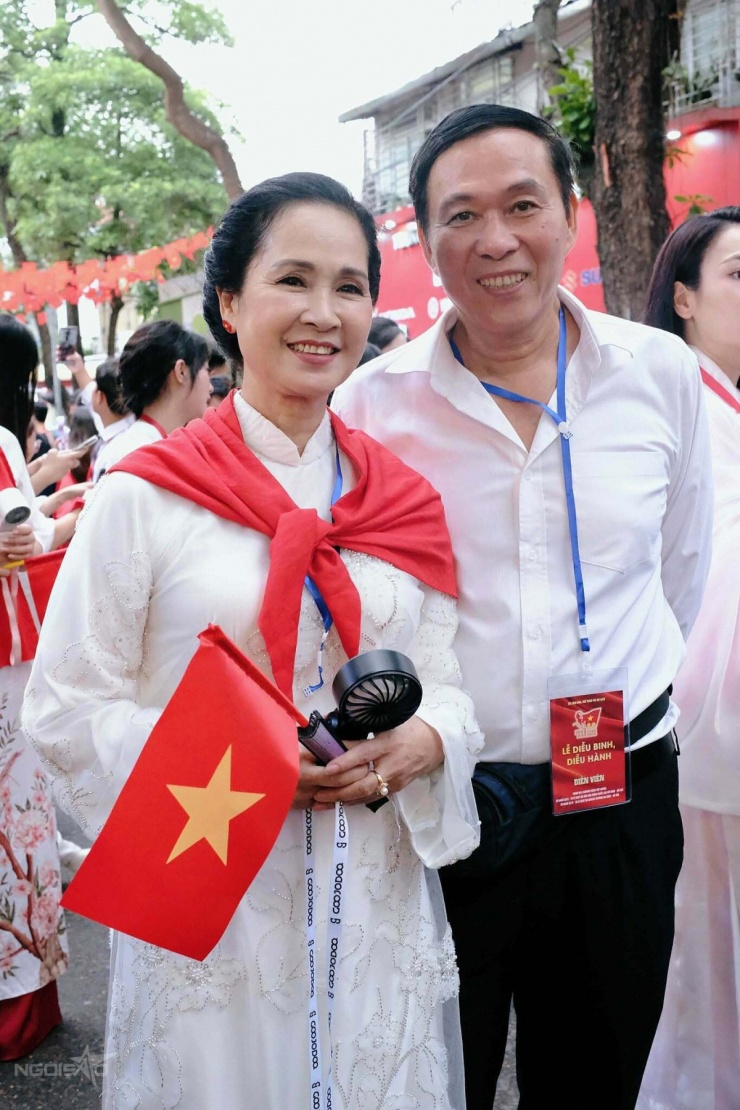 Vợ chồng NSND Lan Hương - NSƯT Đỗ Kỷ chọn trang phục đồng điệu, sánh vai nhau trong dịp trọng đại của đất nước.