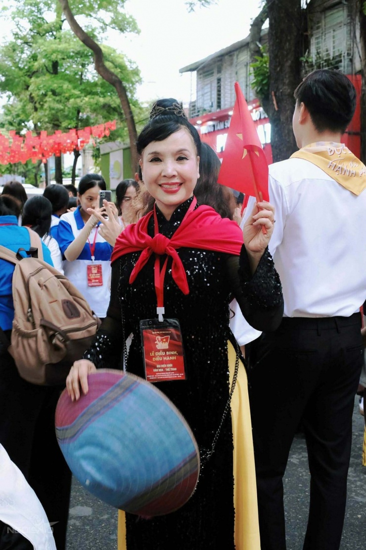 NSND Lan Hương "Em bé Hà Nội" vượt qua rào cản sức khỏe, nhiệt tình tham gia các buổi tập luyện.