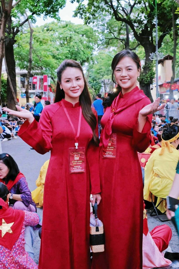 Diễn viên Lương Thu Trang (trái) và Thu Quỳnh không hẹn trước nhưng đều diện mẫu áo dài đỏ nổi bật.