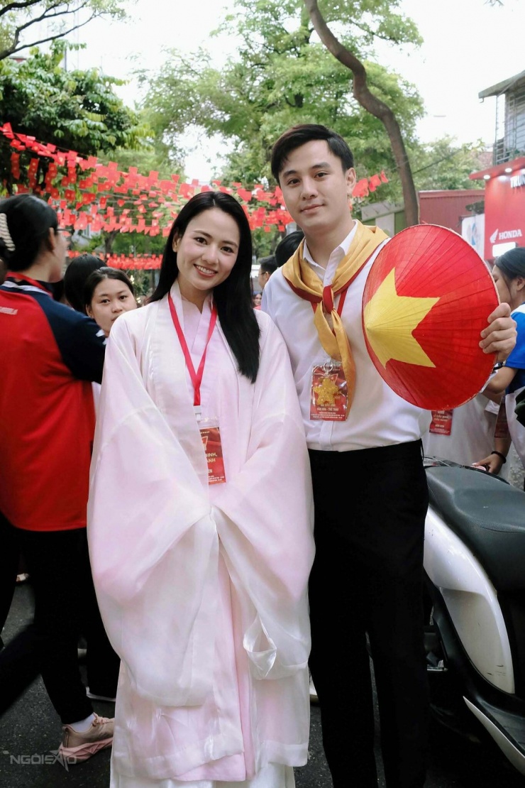 Diễn viên Việt Hoa lưu lại kỷ niệm bên đồng nghiệp Quang Trọng.