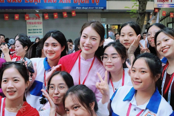 MC Khánh Vy (áo dài hồng) hạnh phúc khi được nhiều người nhận ra và xin chụp ảnh cùng.