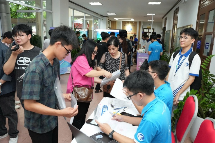 Tân sinh viên Trường Đại học Công nghệ, Đại học Quốc gia Hà Nội làm thủ tục nhập học