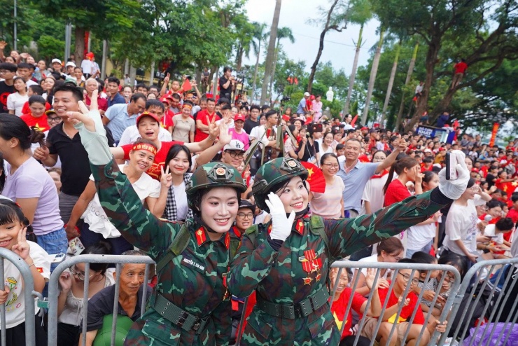Không chỉ là màn hợp luyện diễu binh, diễu hành trang nghiêm, hùng tráng, mà còn là khoảnh khắc quân với dân gắn bó, sẻ chia trong niềm tự hào chung của ngày hội lớn. Ảnh: Công Hướng
