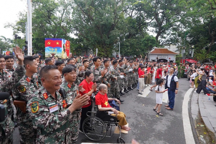 Hợp luyện diễu binh, ấm tình quân dân - 7