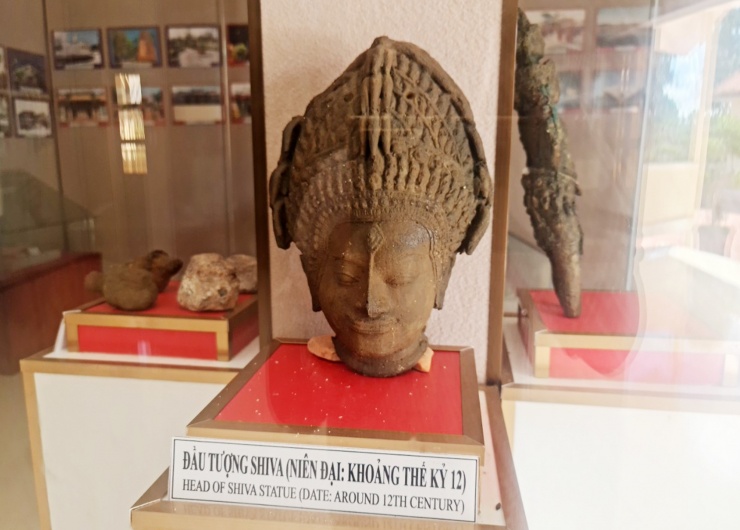Đầu&nbsp;tượng thần Shiva - một trong những bảo vật quốc gia được khai quật tại tháp Vĩnh Hưng. Ảnh: Duy Khang.