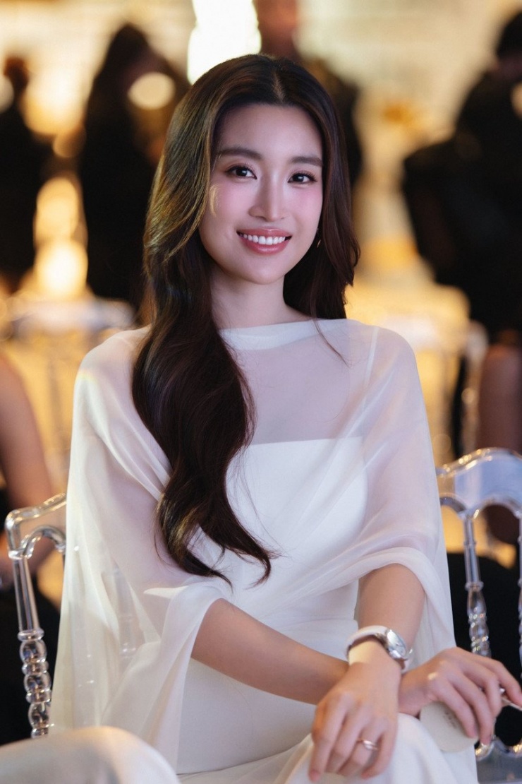 Không khó để nhận ra vẻ đẹp đằm thắm, trưởng thành và chín muồi hơn ở nàng hậu sau khi kết hôn và làm mẹ, nhưng đồng thời cô vẫn giữ được nét rạng rỡ, duyên dáng vốn có từ thời đăng quang.