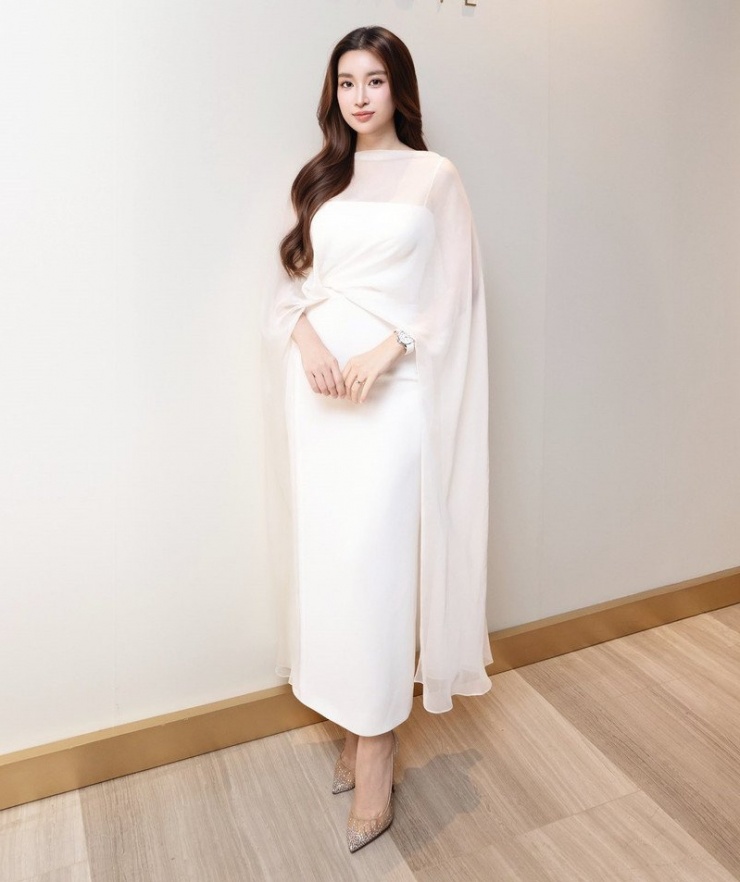 Từ khi lập gia đình, nàng hậu không ngần ngại khoe chồng con và công việc riêng. Sự cân bằng giữa vai trò người mẹ, người vợ và người của công chúng mà cô đang thể hiện khiến nhiều chị em xem cô là hình mẫu lý tưởng trong cuộc sống hiện đại.