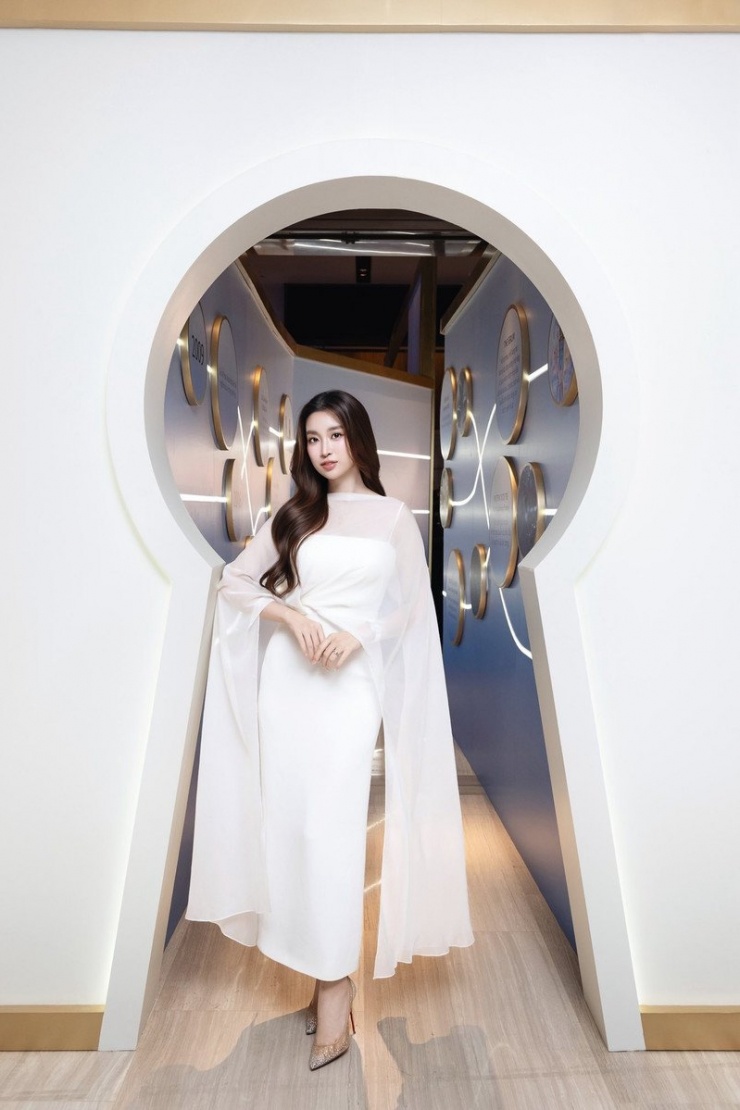 Đỗ Mỹ Linh đăng quang Hoa hậu Việt Nam 2016 và từng đại diện Việt Nam tham dự Miss World. Trong suốt hành trình hoạt động nghệ thuật, cô luôn gắn liền với hình ảnh nhẹ nhàng, trí thức và nói không với scandal.