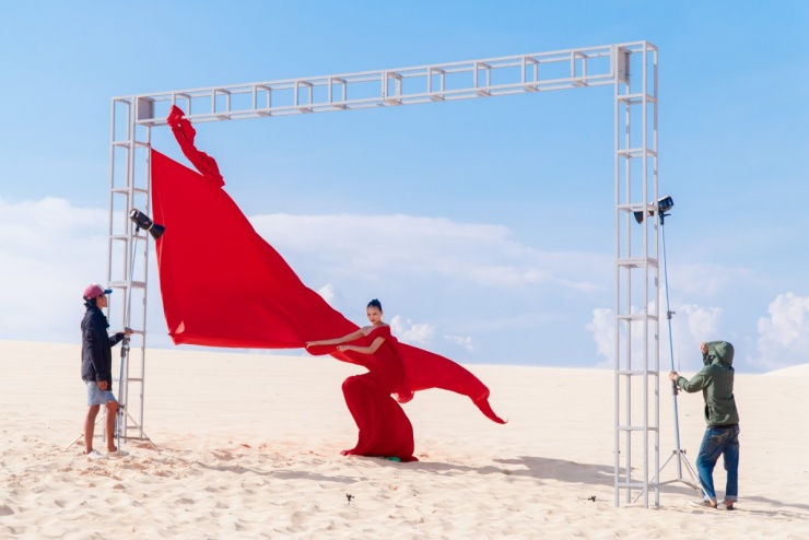 Mi Lan cũng biết tận dụng sức gió, biến dải lụa đỏ thành background hoàn hảo cho những shoot hình tung bay đầy mạnh mẽ.