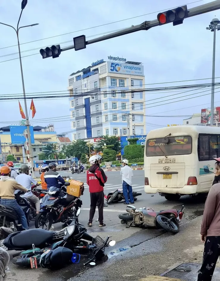 Theo thông tin ban đầu, ít nhất bảy chiếc xe máy bị tông trúng đổ xuống đường và nhiều người bị thương. Ảnh: AX