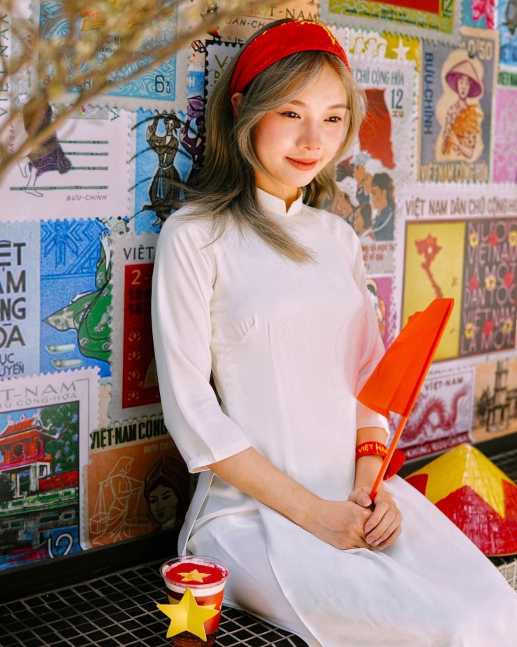 Nhiều quán cafe đầu tư decor những "background" khá kỳ công, chuẩn bị sẵn cờ đỏ sao vàng, nón, khăn, báo giấy... để các bạn trẻ đến chụp ảnh check in. Ảnh: OK Coffee