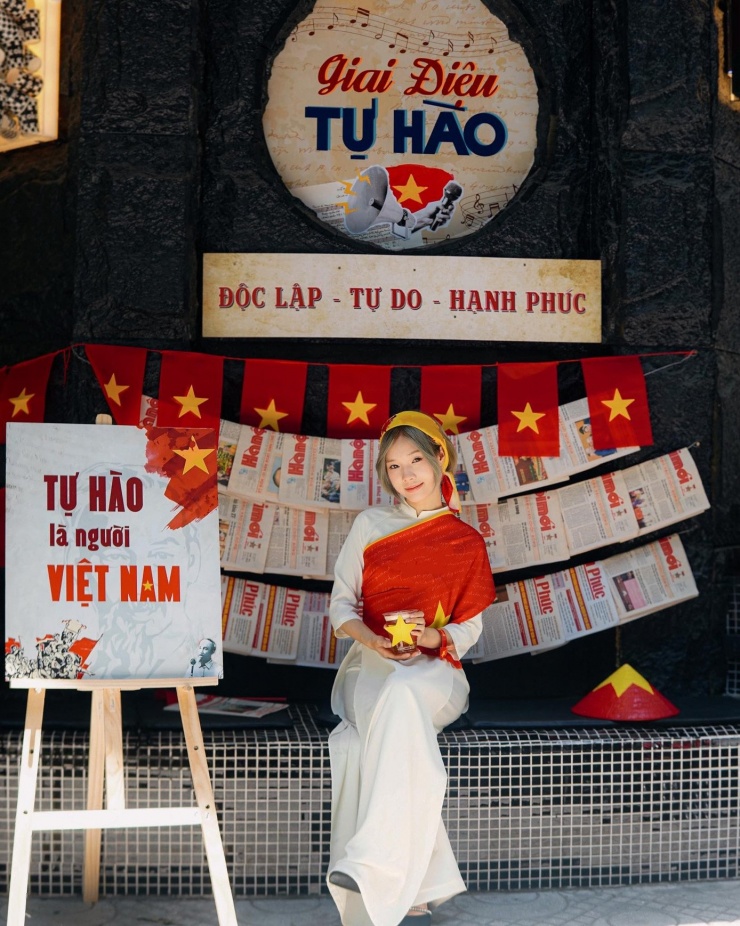 Không gian đẹp thu hút các "nàng thơ" diện áo dài trắng tinh khôi đến chụp ảnh, tạo không khí sôi động đón mừng Quốc khánh 2/9. Ảnh: OK Coffee