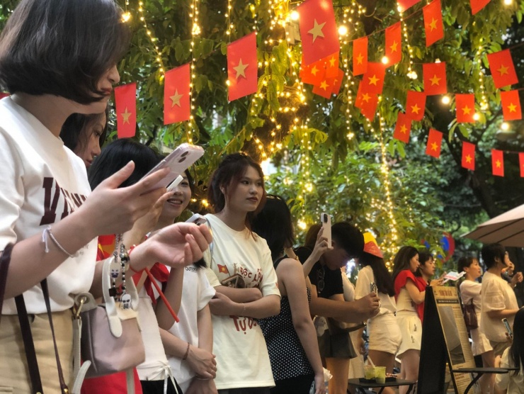 Những ngày này, Hà Nội thời tiết lúc nắng lúc mưa bất chợt nhưng tại quán cafe trên phố Võ Văn Dũng (Hà Nội) từ sáng đến tối luôn diễn ra cảnh xếp hàng chờ đến lượt chụp ảnh check in nhộn nhịp. Ảnh: Minh Vy