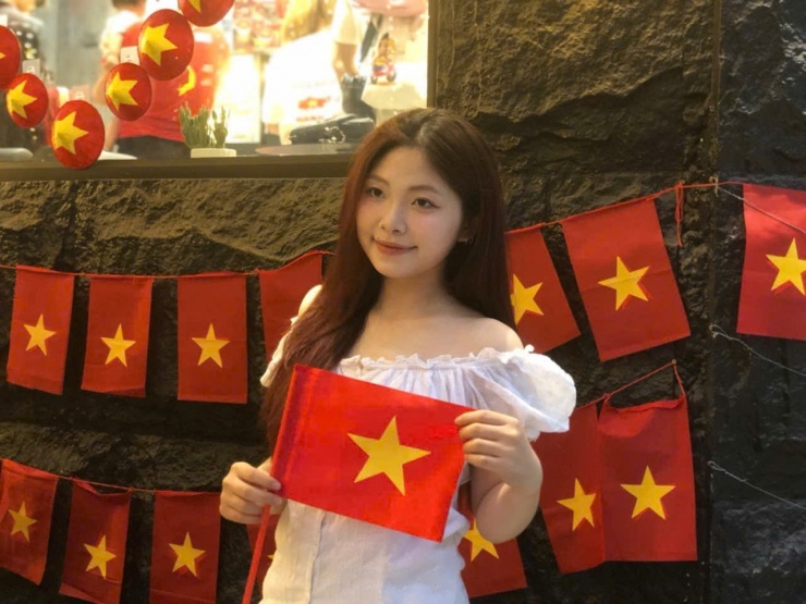 Xếp hàng chụp ảnh với không gian cờ hoa rực rỡ dịp 2/9 - 4