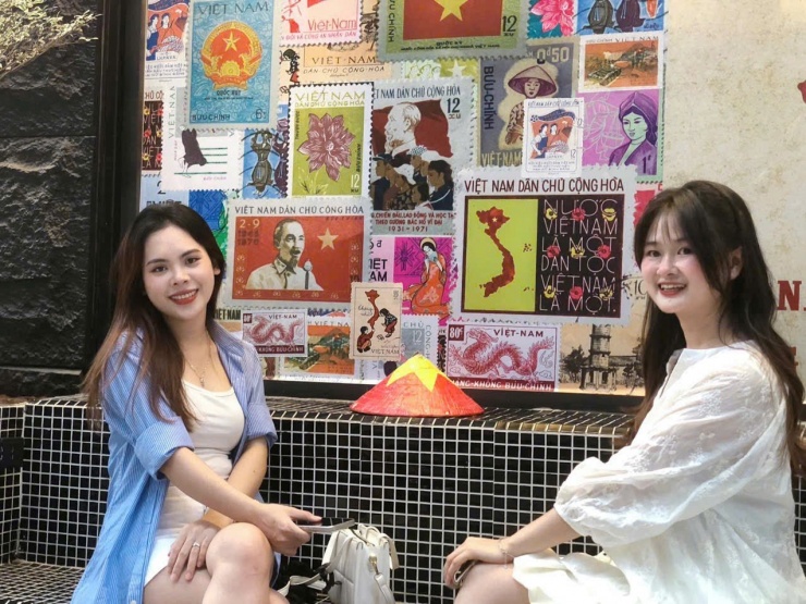 Biết đến quán cafe này qua TikTok, Thu Hường (ở Thanh Trì, Hà Nội) cùng bạn rủ nhau đến chụp ảnh tại đây. Hường cho biết, trước đó, đợt 30/4, nhân dịp đi chơi ở TPHCM, cô bạn cũng đã có dịp được sống trong không khí hào hùng khi xem Lễ diễu binh, diễu hành kỷ niệm 50 năm Ngày Giải phóng miền Nam, thống nhất đất nước. Ảnh: Minh Vy