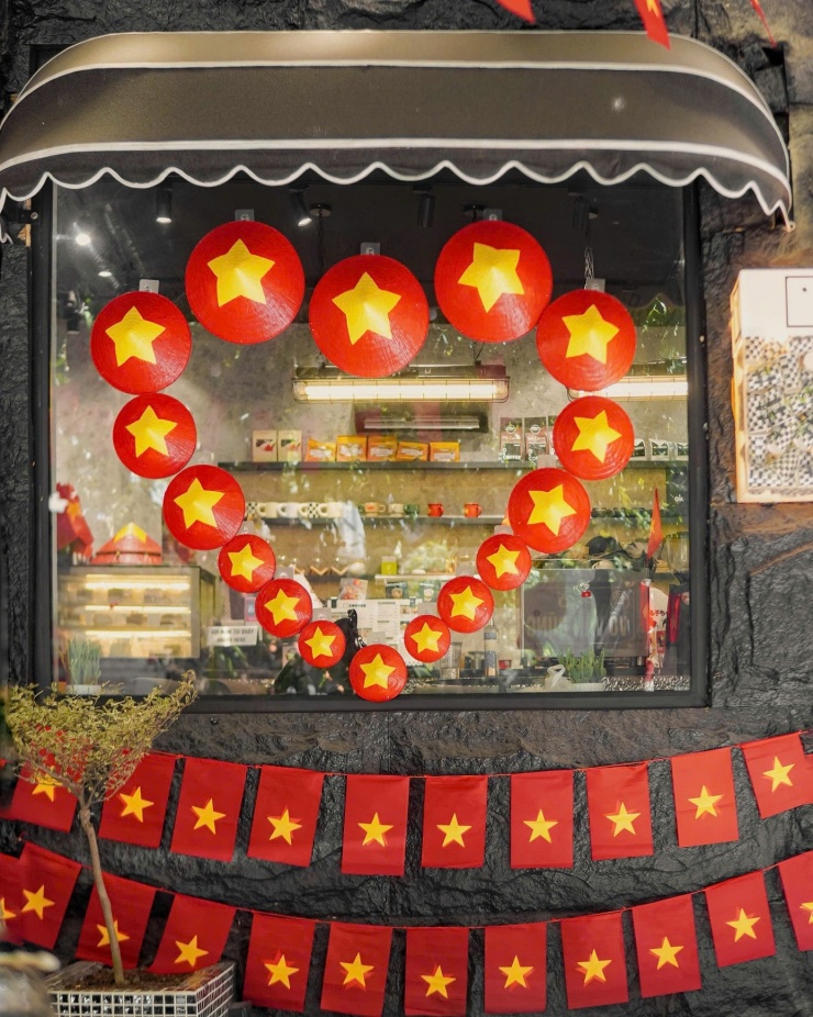 Quán trang trí nhiều cờ đỏ sao vàng, nón lá các kích cỡ, lan tỏa tinh thần yêu nước.