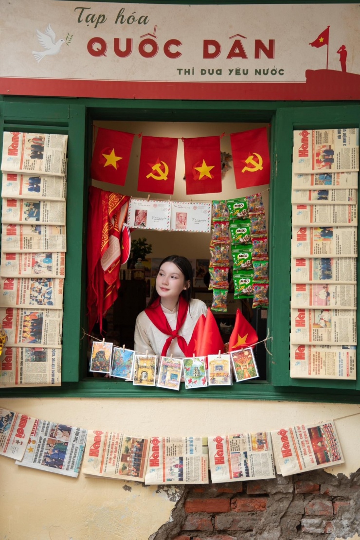 Quán cafe trang trí khung cảnh giống một tiệm tạp hóa mang vẻ hoài cổ, được các bạn trẻ rất yêu thích. Ảnh: Bơ đây