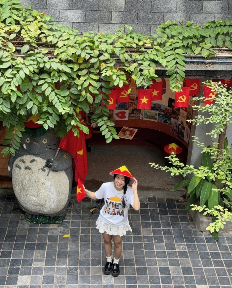 Xếp hàng chụp ảnh với không gian cờ hoa rực rỡ dịp 2/9 - 9