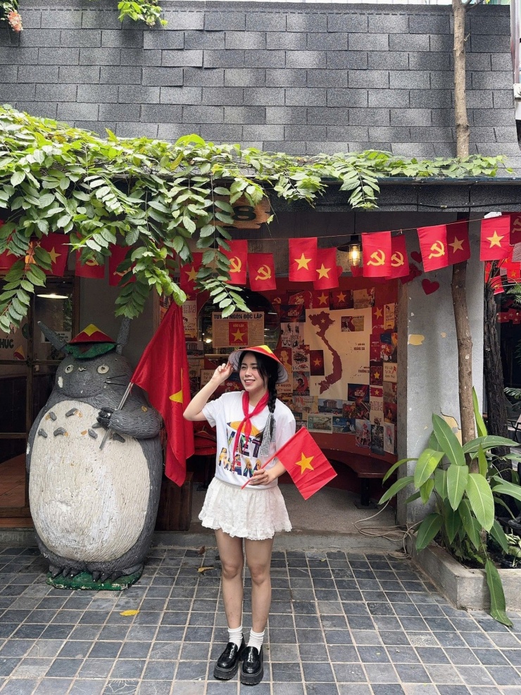 Rất nhiều quán cafe ở Hà Nội "bắt trend" đầu tư trang trí đẹp mắt, vì vậy các bạn trẻ cũng khó lòng bỏ lỡ trào lưu chụp ảnh hot nhất năm nay. Ảnh: Quận X98