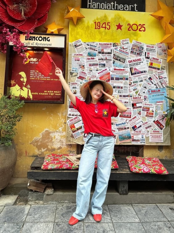 Người trẻ đua nhau chụp ảnh check in tại các không gian yêu nước, "phủ đỏ" mạng xã hội. Ảnh: Bancông