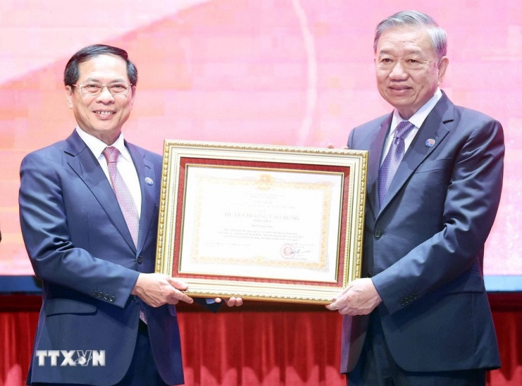 Tổng Bí thư Tô Lâm trao tặng Huân chương Lao động hạng Nhất cho Bộ Ngoại giao. Ảnh: TTXVN