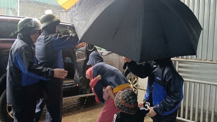 Trước giờ "G" bão số 5 Kajiki đổ bộ, mưa trắng trời, cây đổ, gió giật mạnh - 1