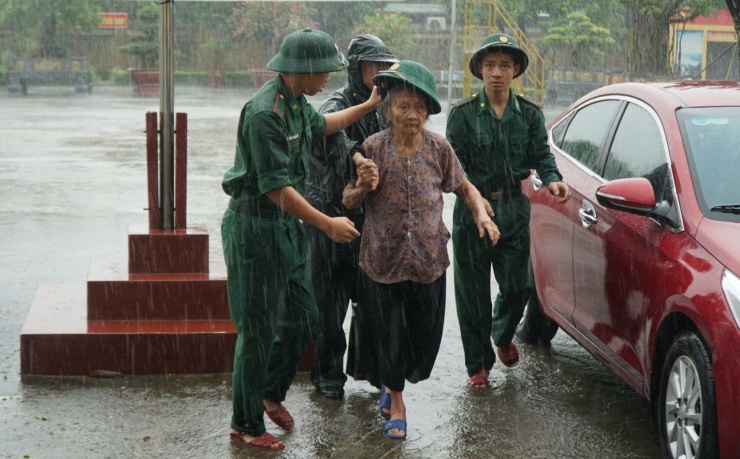 Trước giờ "G" bão số 5 Kajiki đổ bộ, mưa trắng trời, cây đổ, gió giật mạnh - 3