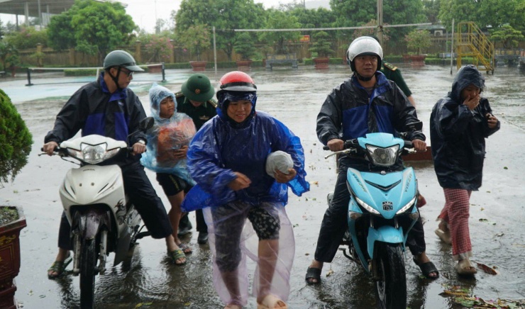 Trước giờ "G" bão số 5 Kajiki đổ bộ, mưa trắng trời, cây đổ, gió giật mạnh - 2