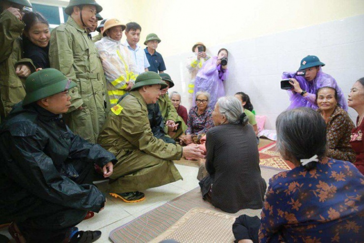 Trước giờ "G" bão số 5 Kajiki đổ bộ, mưa trắng trời, cây đổ, gió giật mạnh - 4