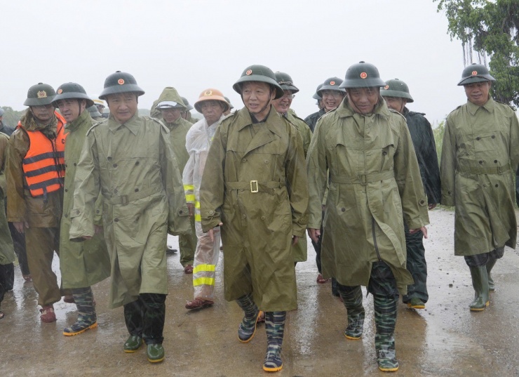 Trước giờ "G" bão số 5 Kajiki đổ bộ, mưa trắng trời, cây đổ, gió giật mạnh - 11