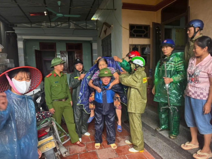 Trước giờ "G" bão số 5 Kajiki đổ bộ, mưa trắng trời, cây đổ, gió giật mạnh - 12