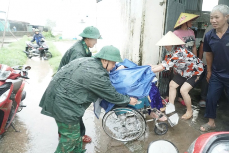 Trước giờ "G" bão số 5 Kajiki đổ bộ, mưa trắng trời, cây đổ, gió giật mạnh - 13