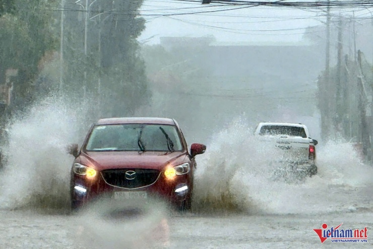 Mưa lớn gây ngập tại tuyến đường Nguyễn Công Trứ. Ảnh: K.N