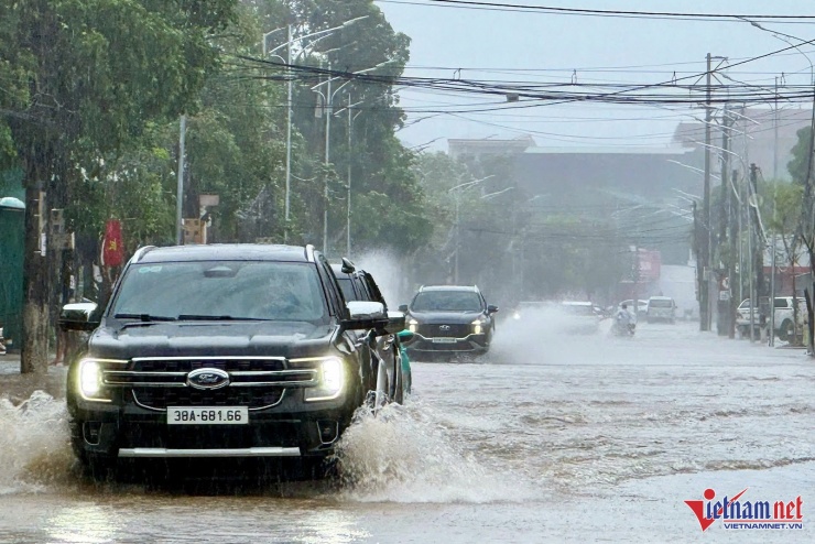 Chỉ những ô tô gầm cao mới dám di chuyển qua đoạn đường ngập nước. Ảnh: K.N